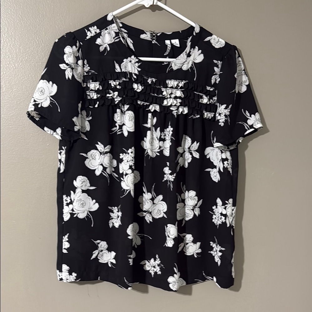 Elle Black and White Short Sleeve Smocked Blouse